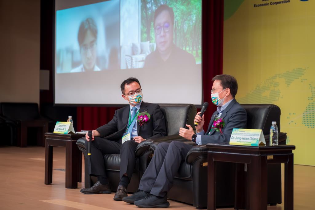 Photo of speakers from Plenary 2