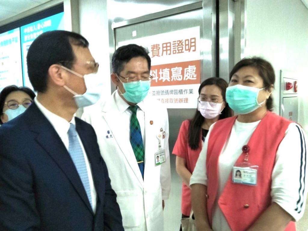 健保署石崇良署長至醫院視察及宣導部分負擔上路