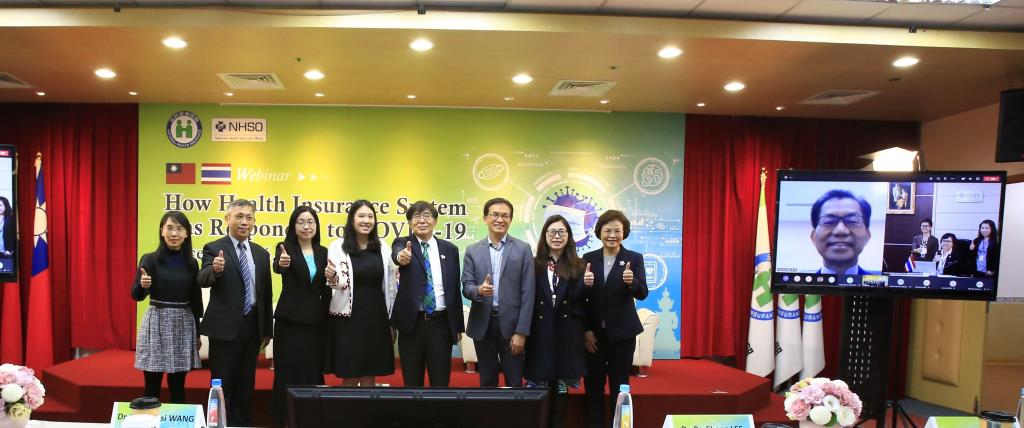 健保署今(16)日舉辦「台泰健康保險體系如何因應COVID-19疫情交流視訊會議」，李伯璋署長親自出席會議（右四），並與與會者共同合影，包括報告人健保署資訊組陳孜瑜副研究員（左三）、成功大學附設醫院健康數據中心蔣榮先執行長（右三），會議主持人臺北醫學大學大數據科技及管理研究所許明暉教授（左二）、泰國貿易經濟辦事處組長陳琬雯組長（ Waraporn Chompoonutjinda）（左四)、健保署企劃組王宗曦組長（右二）丶資訊