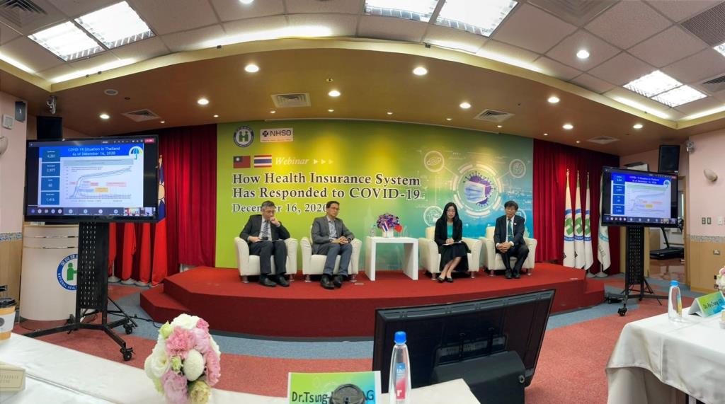 健保署今(16)日舉辦「台泰健康保險體系如何因應COVID-19疫情交流視訊會議」，會議由臺北醫學大學大數據科技及管理研究所許明輝教授（左一）主持，李伯璋署長（右一）親自出席會議，並由健保署資訊組陳孜瑜副研究員（右二）、成功大學附設醫院健康數據中心蔣榮先執行長（左二）發表專題演講。