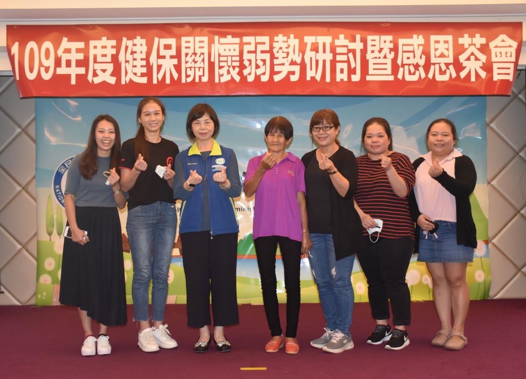 受惠家庭現場分享感言並與志工人員一同合照