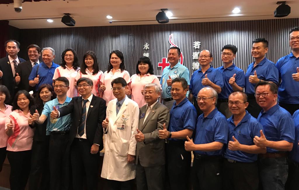 李伯璋署長和若瑟醫院李聰明院長及國際扶輪3502地區扶輪社體幹部及社友合影