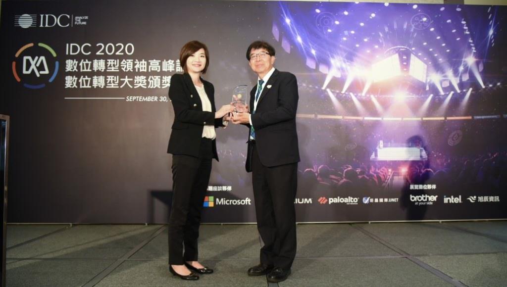 IDC臺灣區總經理江芳韻女士與李伯璋署長合影
