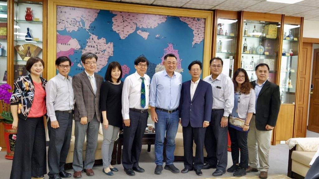 中央健保署李伯璋署長（左起第五人）今拜會金門縣長楊鎮浯（右起第五人），雙方就提升金門離島醫療服務的質量交換意見