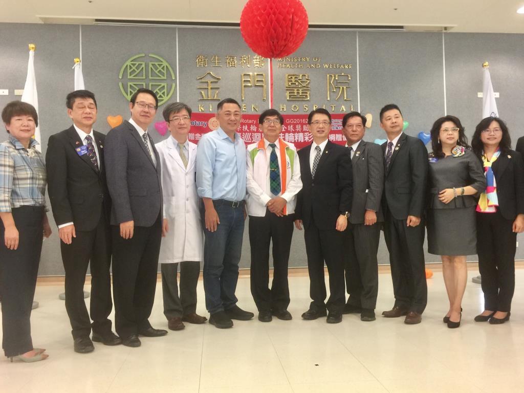 李伯璋署長（中）與金門縣長楊鎮浯（左起第五人）受邀出席國際扶輪社捐贈醫療巡迴車給衞福部金門醫院儀式，與扶輪社各區總監合影