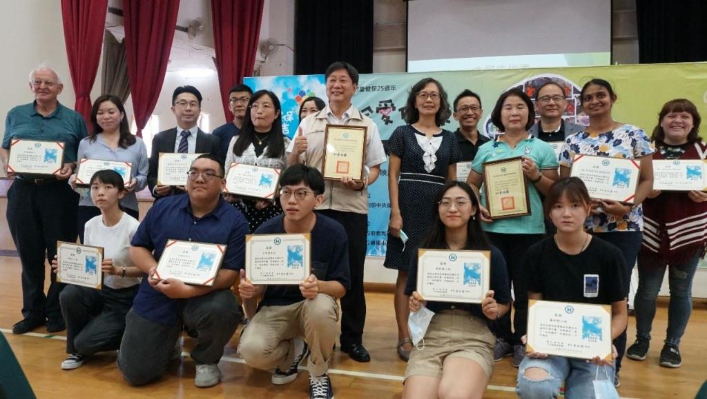 健保署南區業務組林純美組長頒發感謝狀贈予影片拍攝者或企業