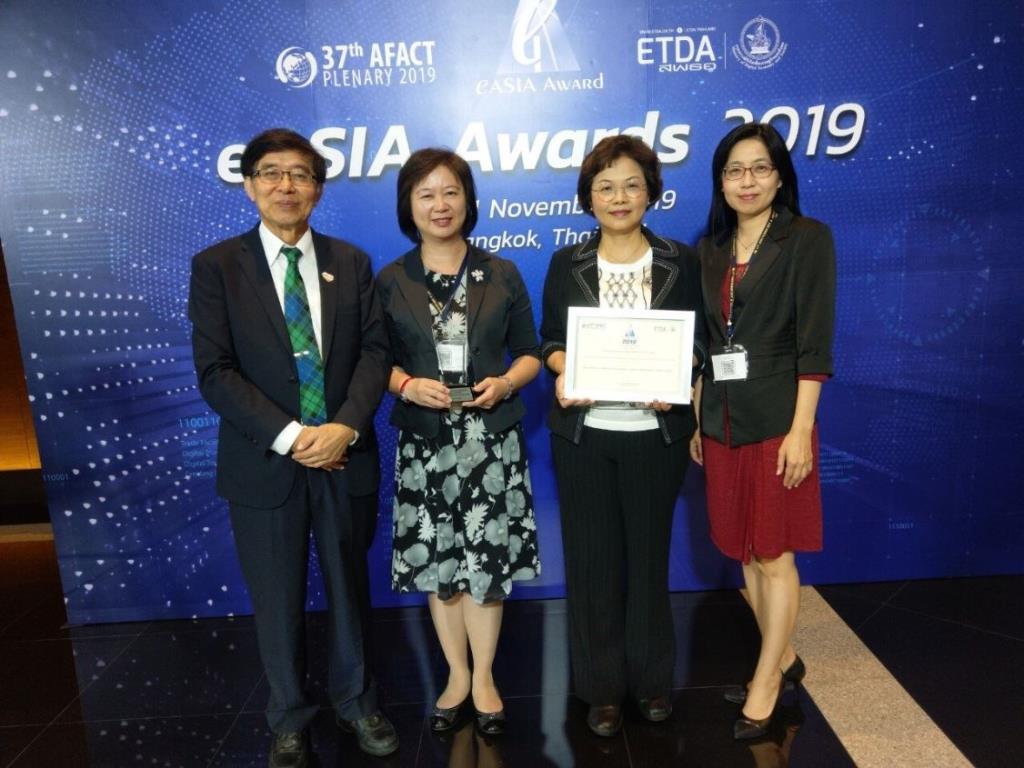 健保署勇奪2019年亞太電子化成就獎銀獎，李伯璋署長（左一）率團領獎。