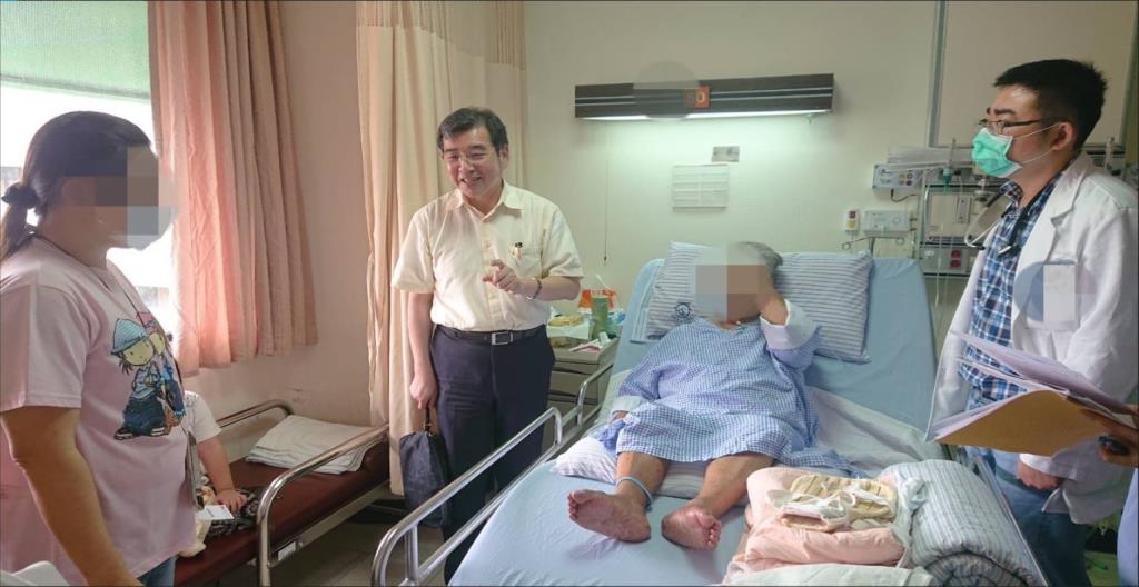 診所曾醫師到醫院共同探望姜婆婆