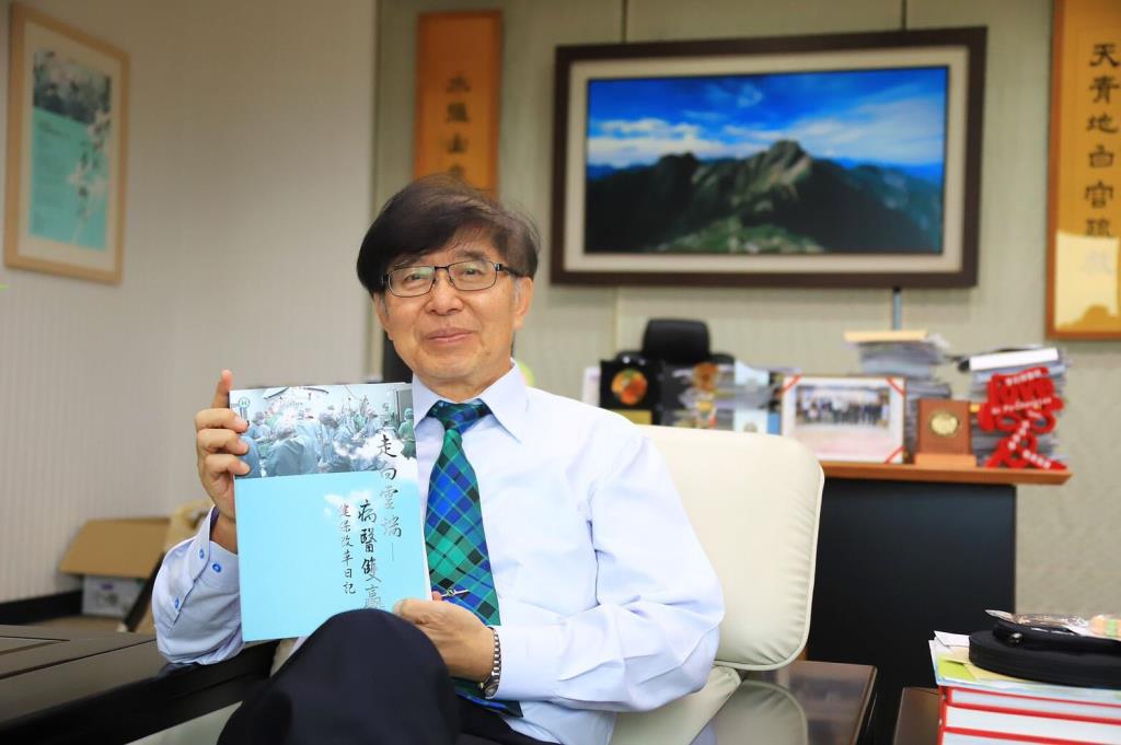 中央健康保險署李伯璋署長與健保改革日記一書合照，李署長期望能藉由《健保改革日記》一書，向大眾傳達健保的理念及施政作為，作為健保理念向外傳播的溝通媒介，促使國人更加珍惜醫療資源，共同支持健保改革。