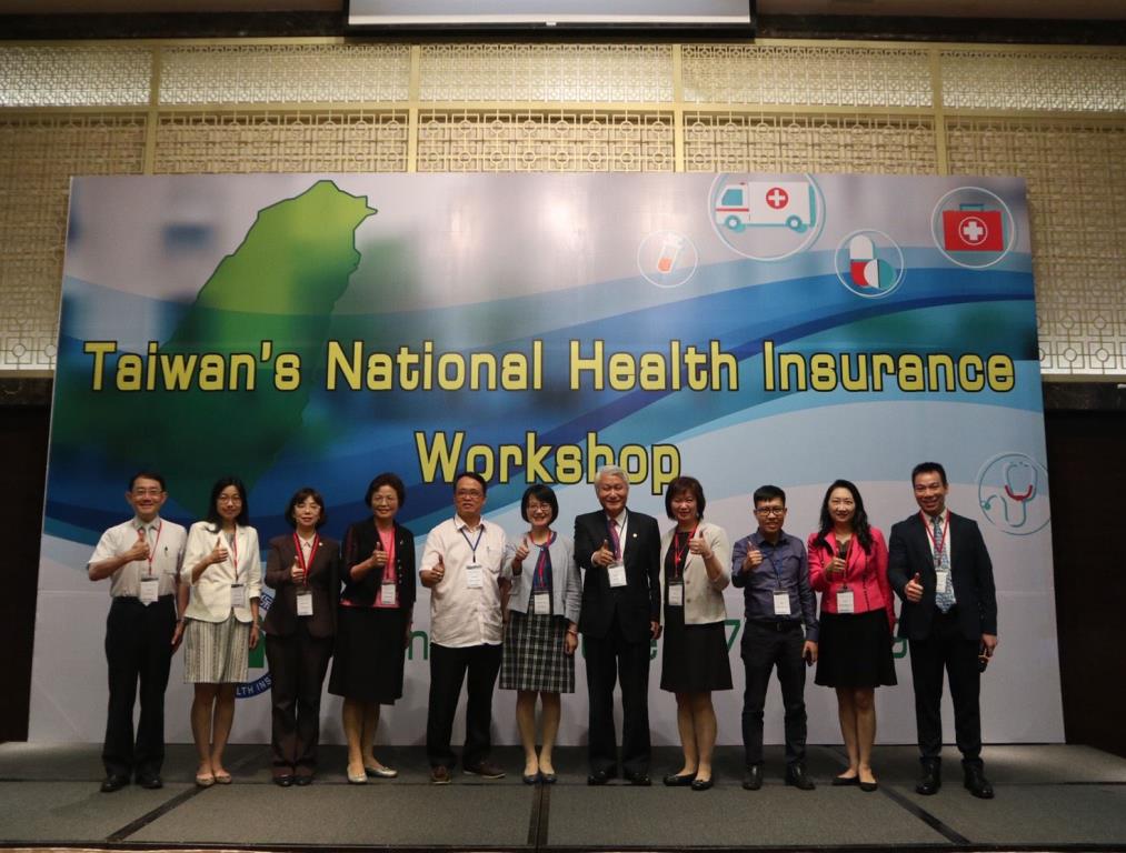 健保署副署長蔡淑玲(圖中)率領同仁前往越南召開健保工作坊，與越南衛生部社會保險司副司長 Dang Hong Nam(左起第五人)合影。