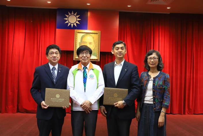 左1楊榮壽主委；左2李伯璋署長；右1林純美組長；右2古嘉琳前社長