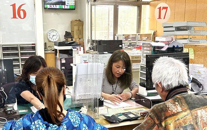 圖3：臺中市北屯區公所耐心服務長者，宣導保險費轉帳代繳，推廣零接觸支付方式。