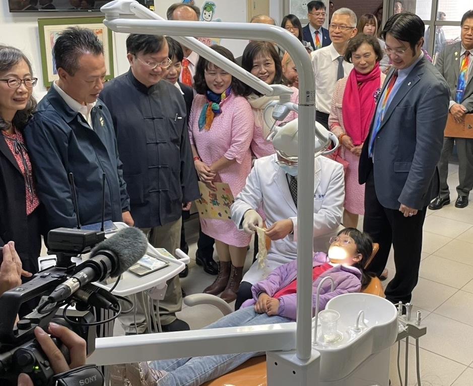 5.翁縣長、李副署長及扶輪社成員們實地參觀新設置的牙科診療設備，見證學童們初體驗新設備。