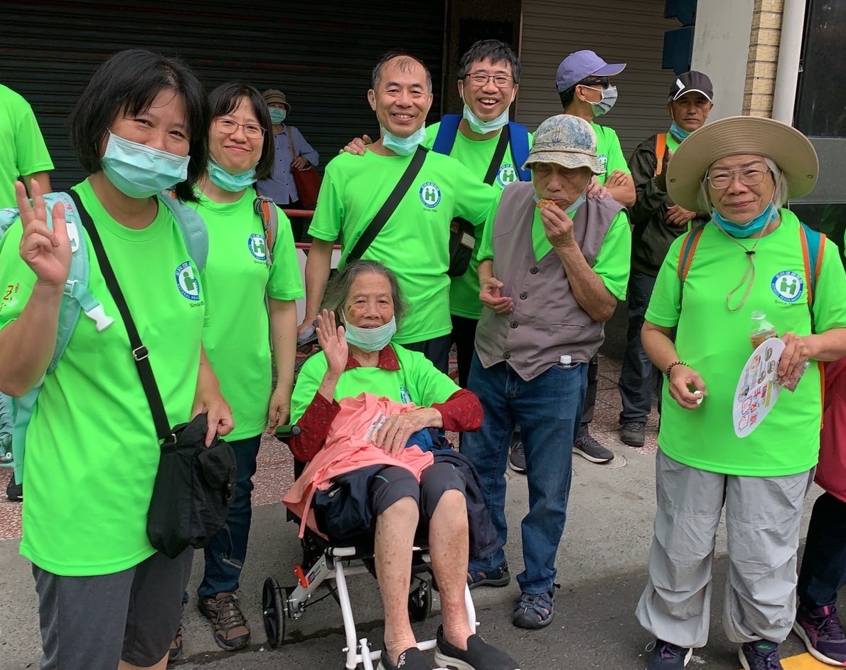 圖4-攜老扶弱開心參加府城古蹟踩街嘉年華活動。