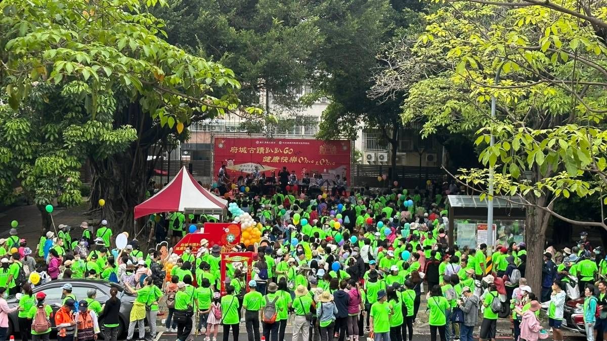圖2-踩街活動共吸引2,000多人共襄盛舉，活動大成功。
