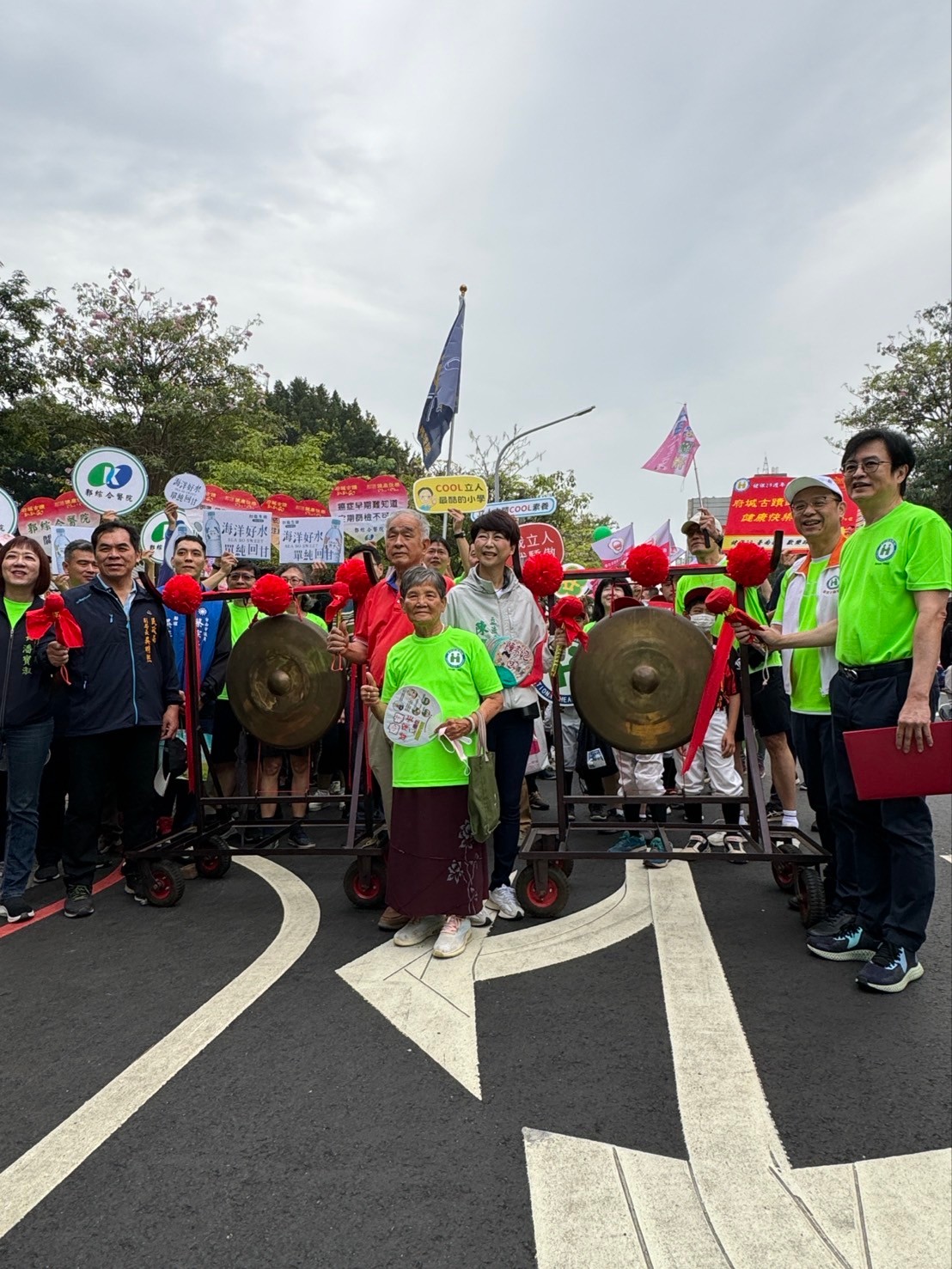 圖3-健保署石崇良署長、玉皇宮涂大松主委、陳亭妃立法委員、民政局吳明熙副局長及台南市醫師公會陳相國理事長敲鑼後揭開活動序幕。