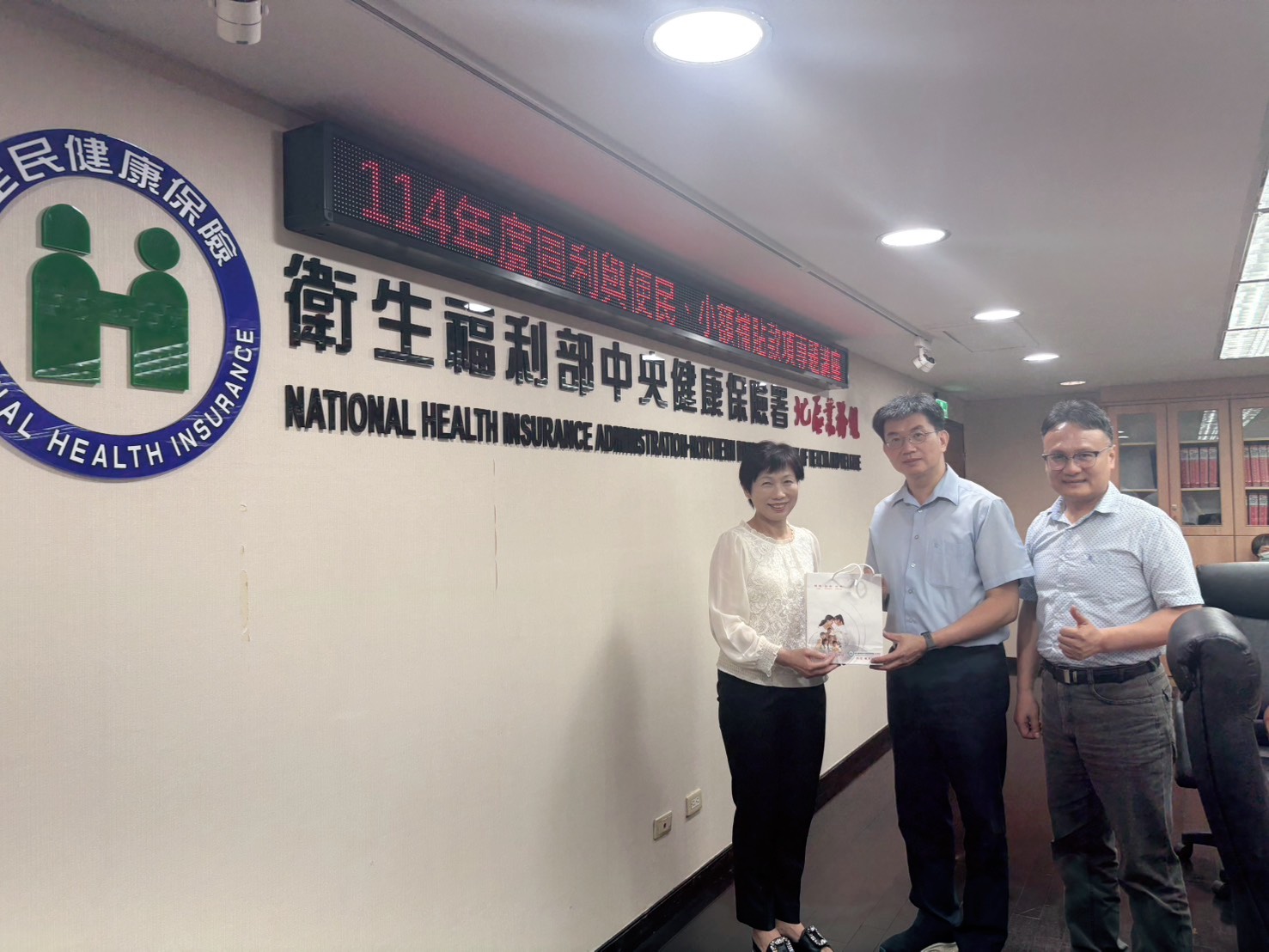 圖1北區業務組張温温組長致贈法務部廉政署肅貪組邱智宏組長感謝狀