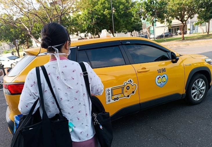 圖1_奇美佳里居護所團隊搭乘小黃公車執行居家醫療服務