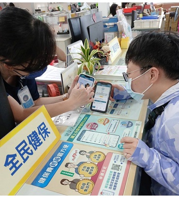 1141222健保中區新聞稿_圖3_彰化縣鹿港鎮公所協助民眾申請虛擬健保卡,推廣雲端服務