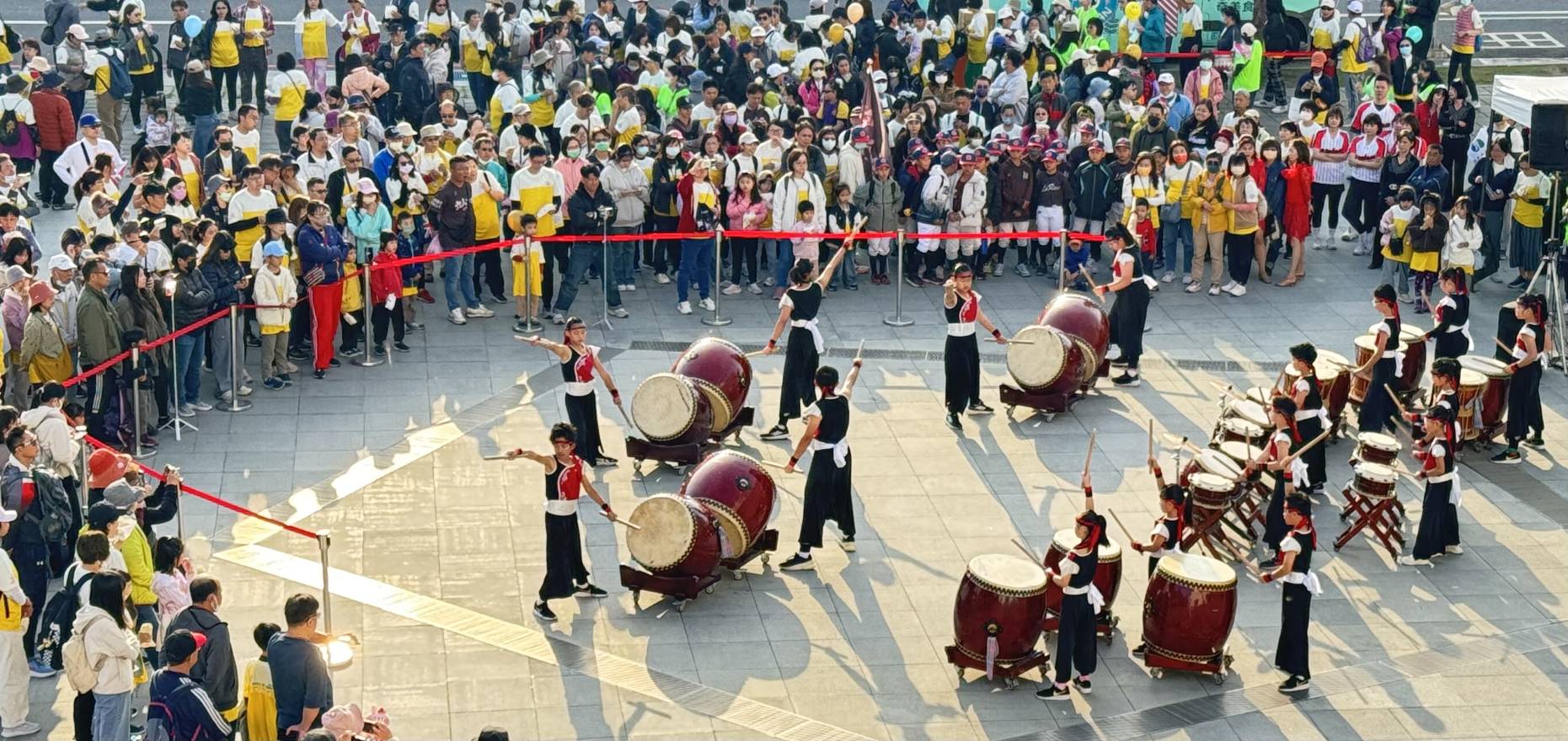 圖5. 邀請臺南市七股建功國小表演創鼓,吸引民眾圍觀、喝采連連。
