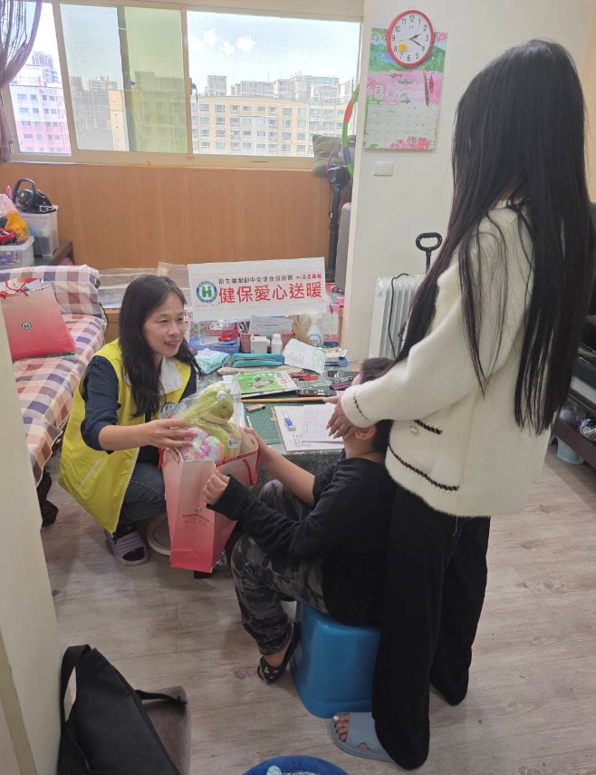 圖2中央健康保險署北區業務組愛心團隊走訪受助家庭,致贈兒童節禮物與關懷