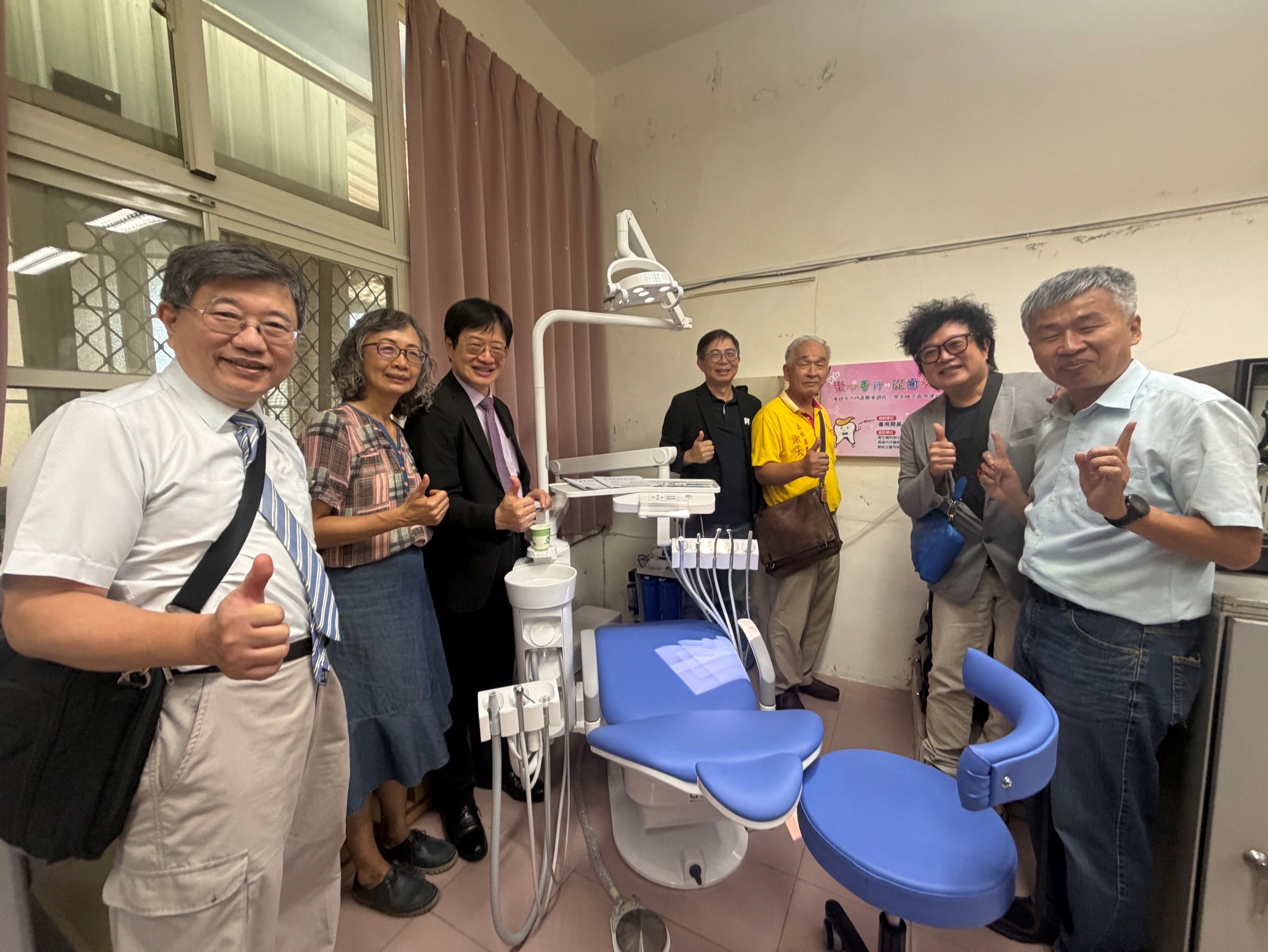 圖4-參觀全新牙科治療椅