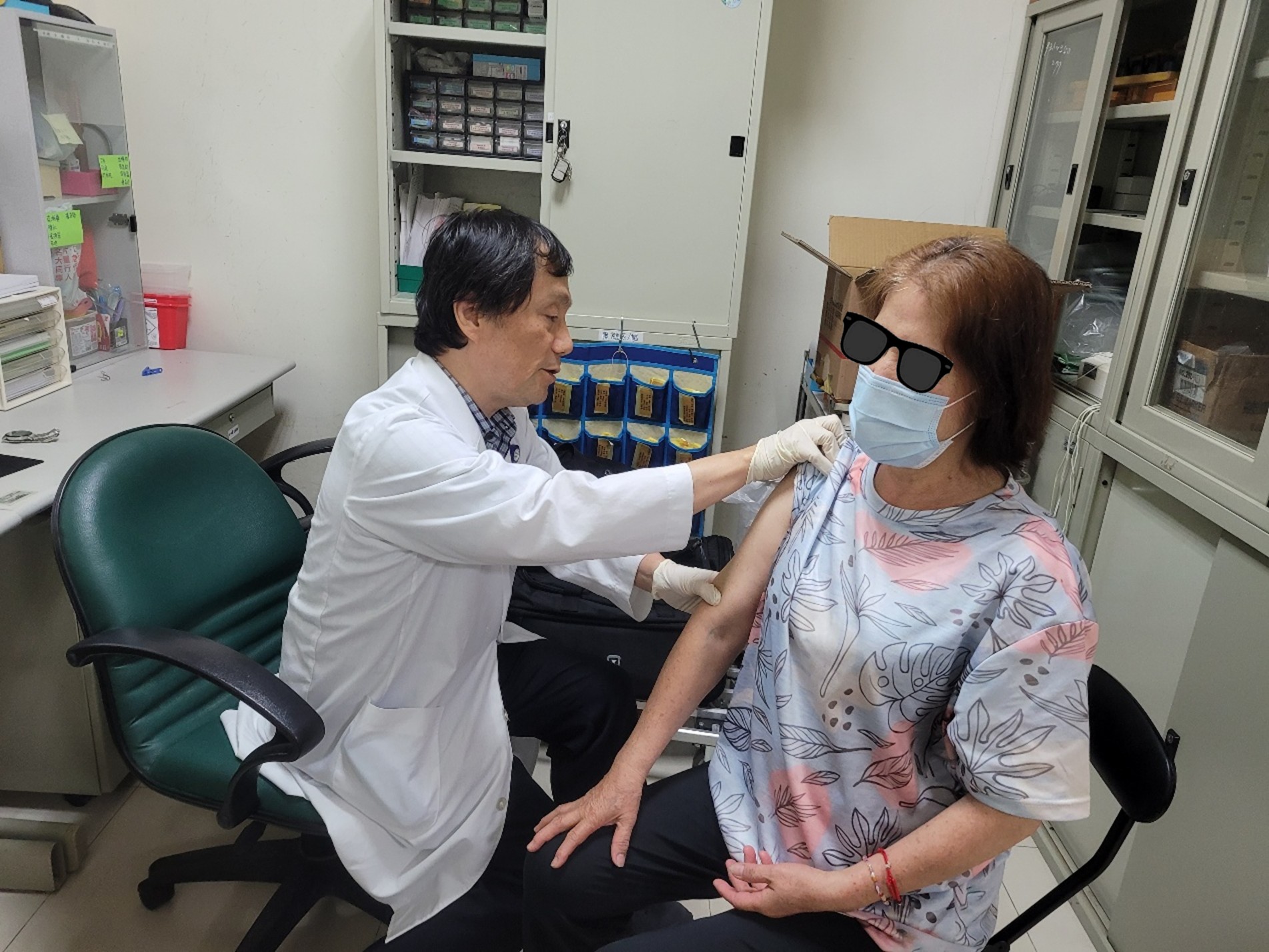 圖2-耕莘醫院復健醫師於烏來復健中心為病患徒手治療